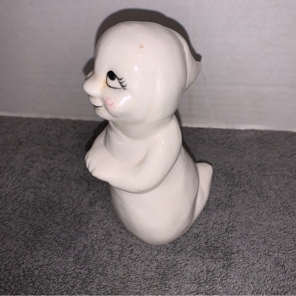 Vintage 5” White Ghost Figurine - Floating With Sweet Smile - Ceramic- Unsigned - Picture 1 of 6